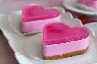 脱模的时候，可以找一个牙签盒，顶部平的那种，室温放置几分钟，就可以用手捂着，放到牙签盒顶，轻轻的往下拉，就完成脱模了。放入盘中，就可以啦。