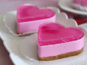 脱模的时候，可以找一个牙签盒，顶部平的那种，室温放置几分钟，就可以用手捂着，放到牙签盒顶，轻轻的往下拉，就完成脱模了。放入盘中，就可以啦。