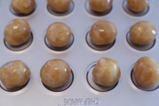 将白莲蓉馅平均分成20克一份，搓圆