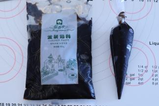 巧克力流心馅或蛋黄流心馅装入裱花袋