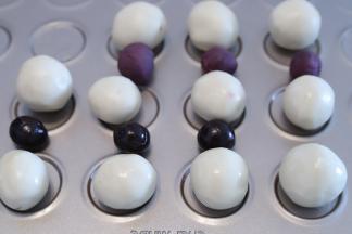 牛奶桃山皮平均分成20克一小份，其余的5克选取你自己喜欢的别的桃山皮来配色