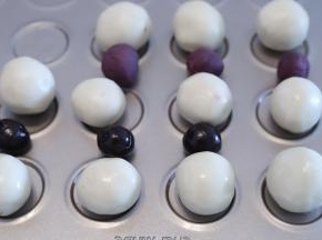 牛奶桃山皮平均分成20克一小份，其余的5克选取你自己喜欢的别的桃山皮来配色