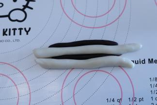 取一小份桃山皮，分成四小份，搓成长条形，如图一样放好