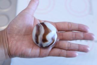 利用虎口往上推，收口捏紧