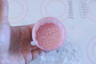 月饼模具内洒少许面粉，倒掉多余的面粉