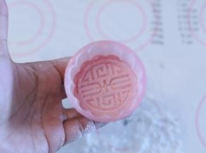 月饼模具内洒少许面粉，倒掉多余的面粉