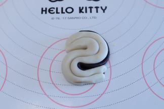 第二种花纹做法：一样分成四小份，搓成长条，摆放成S状