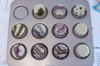 将做好的月饼胚放入烤盘