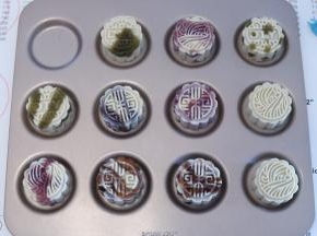 将做好的月饼胚放入烤盘