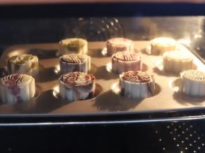 烤箱预热160度，上下火中层，时间为12分钟