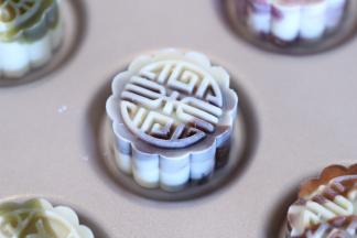 出炉后的月饼放凉后密封保存，一般桃山皮回油时间为1-2天