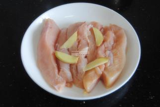 去掉硬骨一份分两半，软骨很好吃，要留着拌哦，放上姜片。