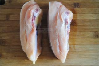 鸡胸肉最好买新鲜的，吃起来放心，价格上也贵不了多少，这样的两块15元，足够一家人吃一顿了的呢。