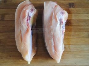 鸡胸肉最好买新鲜的，吃起来放心，价格上也贵不了多少，这样的两块15元，足够一家人吃一顿了的呢。