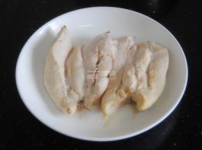 蒸熟的鸡胸肉去掉姜片，立即过一遍冰水，这一步必不可少， 是凉拌鸡丝口感爽口的关键哦，再轻轻拨开后放凉。