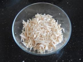 戴上手套把鸡胸肉撕成丝，尽量细一些，更易入味。