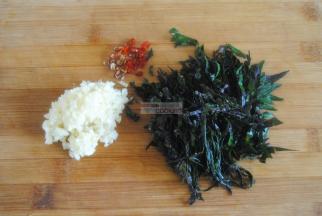 紫苏切丝，蒜米剁成茸，喜欢辣的准备些小米椒。