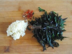 紫苏切丝，蒜米剁成茸，喜欢辣的准备些小米椒。