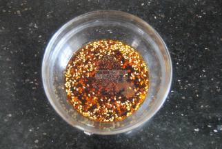 把酱油，蚝油，辣椒油（我的油辣子是有芝麻的），胡椒粉，花椒粉，盐，醋混合均匀成酱汁。