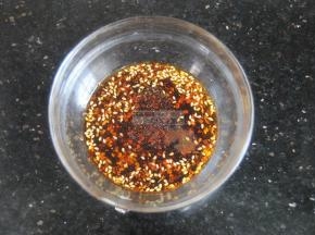 把酱油，蚝油，辣椒油（我的油辣子是有芝麻的），胡椒粉，花椒粉，盐，醋混合均匀成酱汁。
