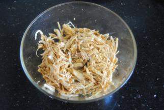 将酱汁倒入鸡丝内，用筷子翻拌均匀后，再拌入蒜蓉和紫苏叶子就能上桌了。