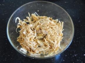 将酱汁倒入鸡丝内，用筷子翻拌均匀后，再拌入蒜蓉和紫苏叶子就能上桌了。