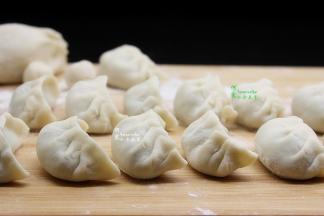 前一天晚上把饺子包好，放入冰箱，第二天早上取出。