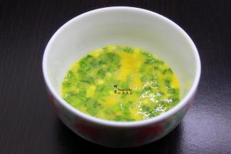 韭菜用清水洗净，剁碎，鸡蛋去壳打散，加入剁碎的韭菜、盐拌均。