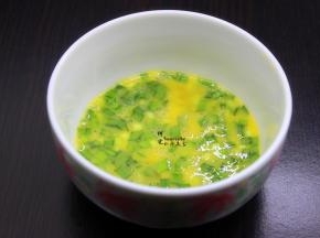 韭菜用清水洗净，剁碎，鸡蛋去壳打散，加入剁碎的韭菜、盐拌均。