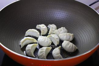 热锅，放油，中小火煎至饺子底部微黄，煎饺子的火要掌握好