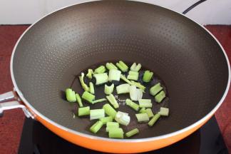 热锅，倒油，用热锅冷油的方法，大火爆炒西芹至六成熟。