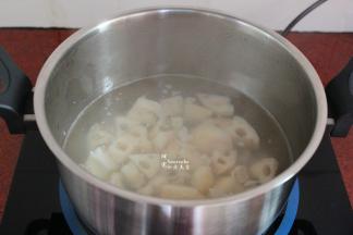 清水煮沸，大火放入切的莲藕，汆烫六成熟，捞出。