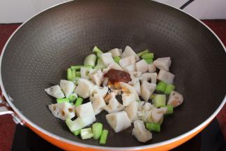 加入汆烫好莲藕，再加一勺香菇酱，翻炒熟。