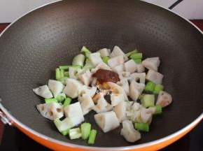 加入汆烫好莲藕，再加一勺香菇酱，翻炒熟。