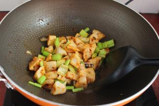 莲藕均匀的裹上了香菇酱，放盐，超级，即可出锅。