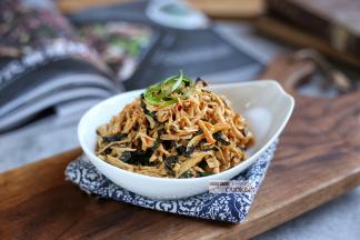 一份超好吃的凉拌鸡丝就完成了