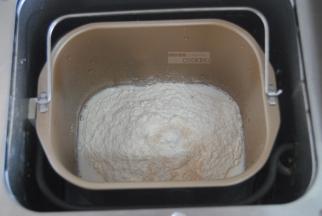 将面团里面的材料放入面包机内揉成面团，记住，盐不能和酵母放在一起，会导致酵母失效哦~