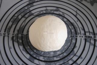 揉成光滑的面团即可，这里值得注意的是，揉好的面团会比较干硬，这是正常的。