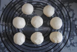 平均分成8等份，夏天时，先放入冰箱冷藏室冷藏20分钟松弛，成品大小大概和女生手掌般大。