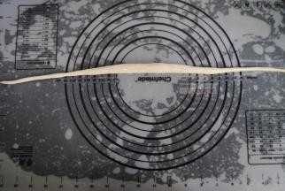 用手搓成长度50cm中间大两端细长的长条，要是发现有回缩可以先静置一会儿再搓。