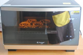 烤箱提前上下管200度预热，我用的是长帝蒸烤箱，里面自带蒸汽，特方便，不需要再往烤箱里喷，这点我表示很喜欢，预热好后，放入烤箱中下层烤制20分钟即可，以普雷结变成蜜棕色为参考。