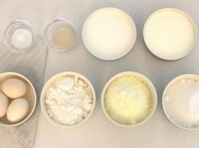 准备好面团所用的材料。