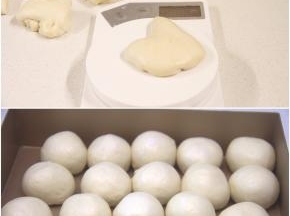 发酵好的面团取出稍排气，分成约50g每个，排气揉圆后静置松驰15分钟。