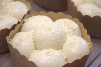 发酵好的面团取出，扫一层蛋清后散上酥粒。