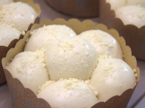 发酵好的面团取出，扫一层蛋清后散上酥粒。