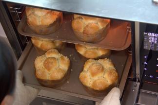 烘烤结束，面包立即出炉。