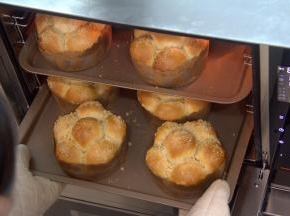 烘烤结束，面包立即出炉。