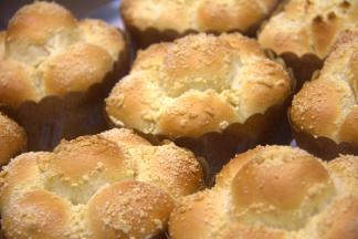 把面包放网架上冷却即可。