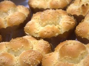 把面包放网架上冷却即可。