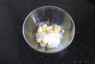 黄油和细砂糖混合均匀，搅打出纹理。